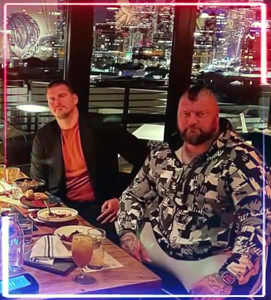 身高2米13，体重260斤的约基奇，在他哥哥面前，简直有种小鸟依人的感觉