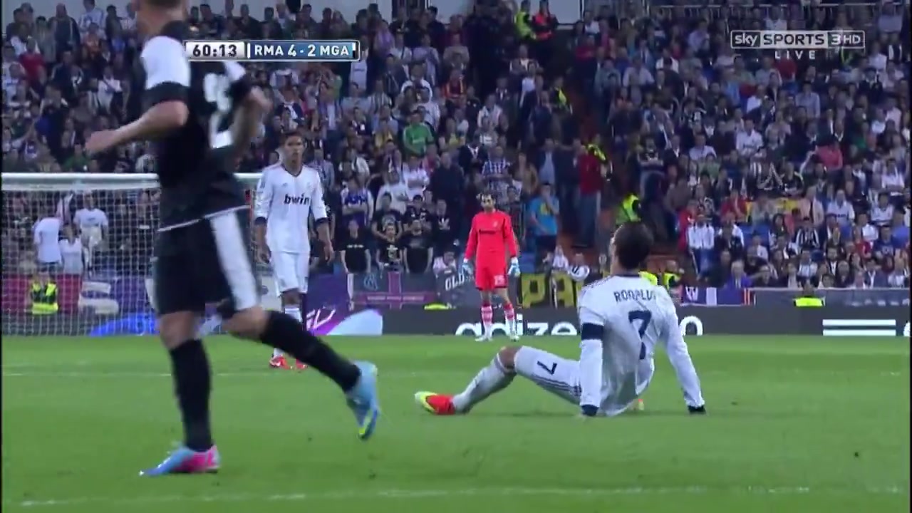 花足招式啊！见过球员坐在地上传球吗？C罗就做到了👍