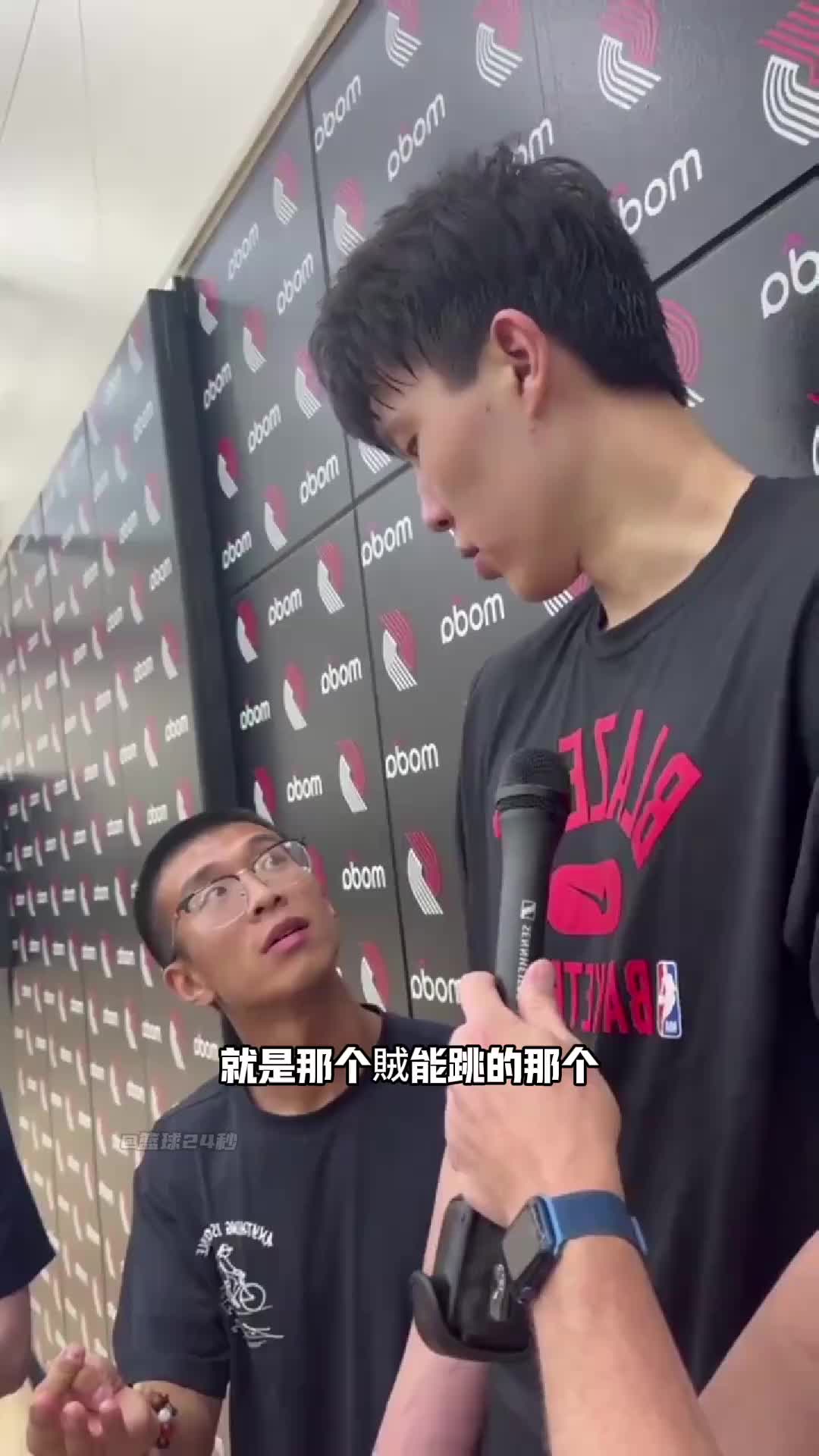 这翻译确实可以哦！杨瀚森接受采访：还需要些时间去记队友的名字