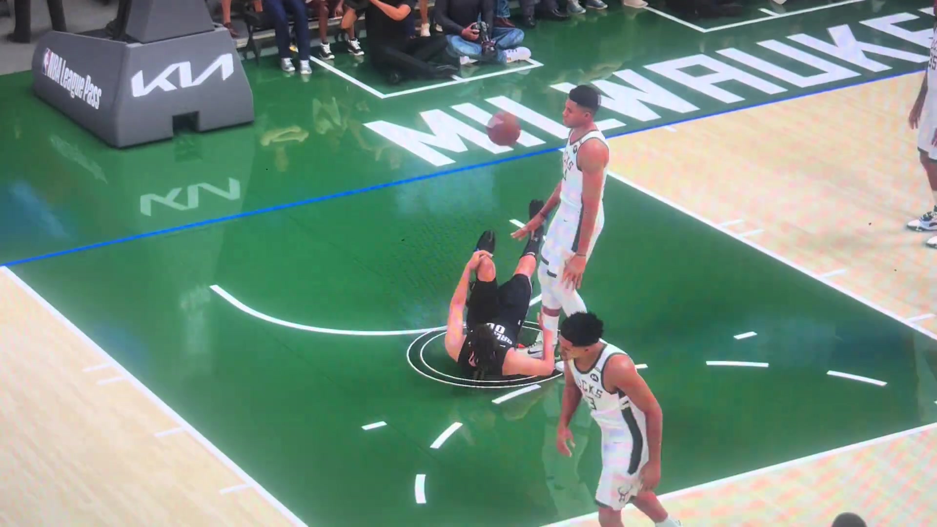 2K明目张胆黑字母菇😂戈登篮下惨遭字母垫脚痛苦倒地