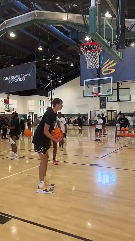 谁能料到如今成状元！2年前弗拉格参加库里训练营原地大风车😲