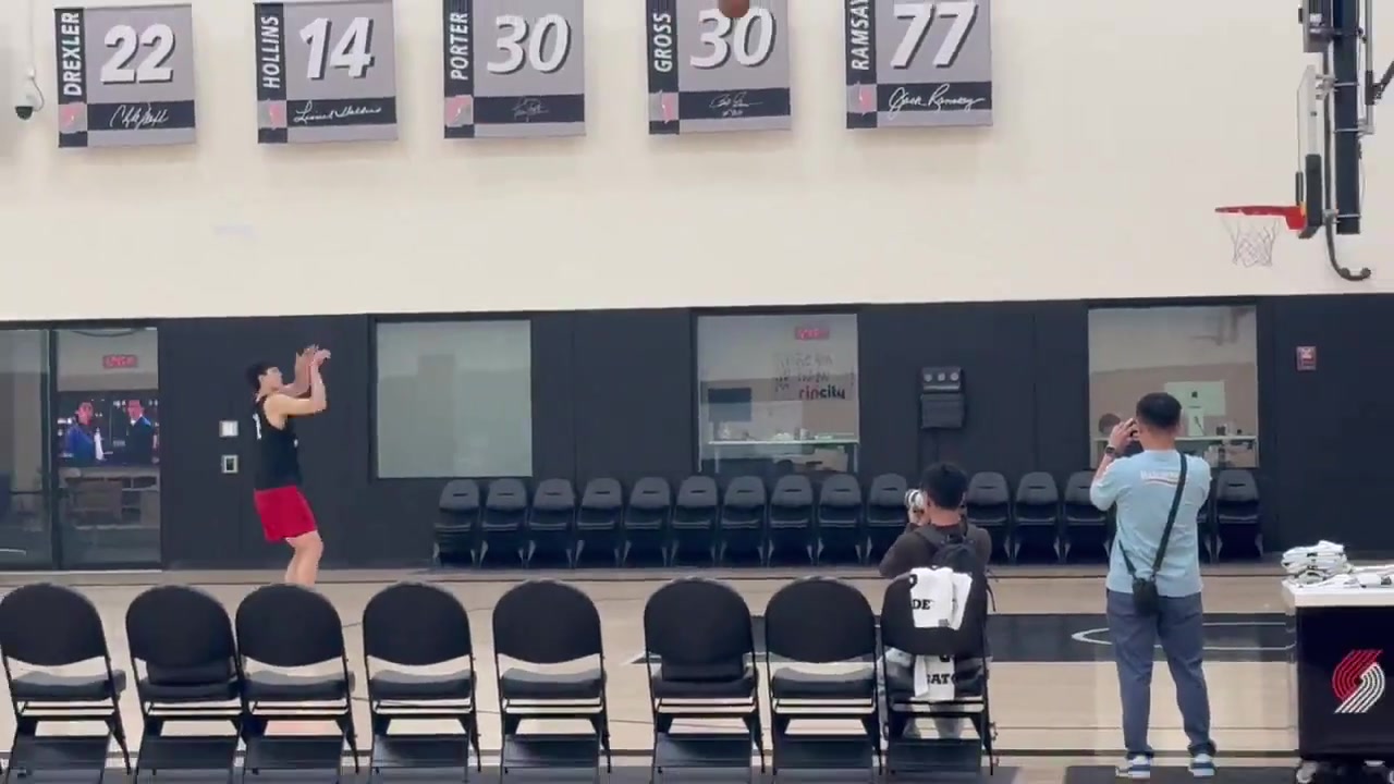 全能翻译又变陪练！杨瀚森在开拓者训练课后独自加练三分球