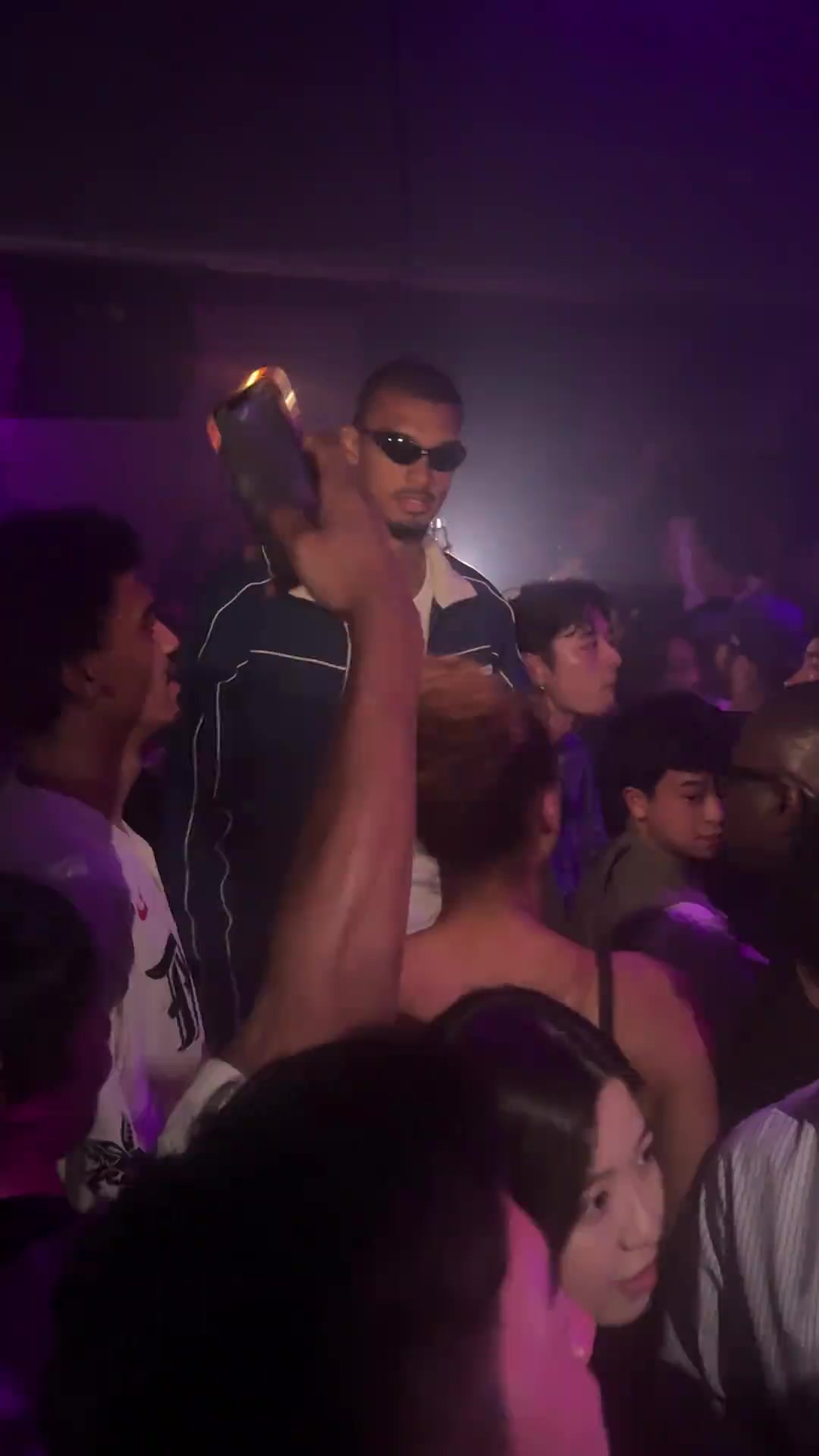 🥳刚还俗就去夜场！文班现身东京夜店 这身高真是很难藏啊😂
