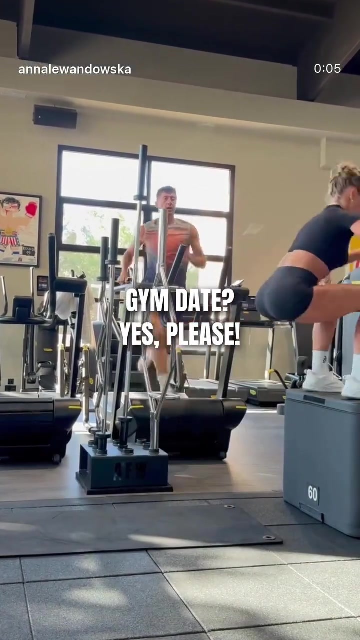 莱万和老婆的约会在健身房锻炼啊🤣难怪莱万的状态保持这么久~