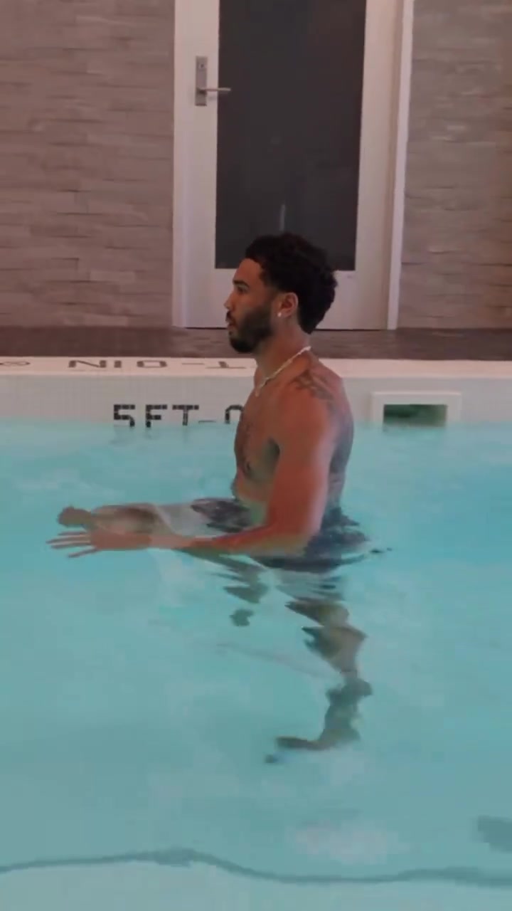 💪恢复得不错！塔图姆在水中进行行走康复训练