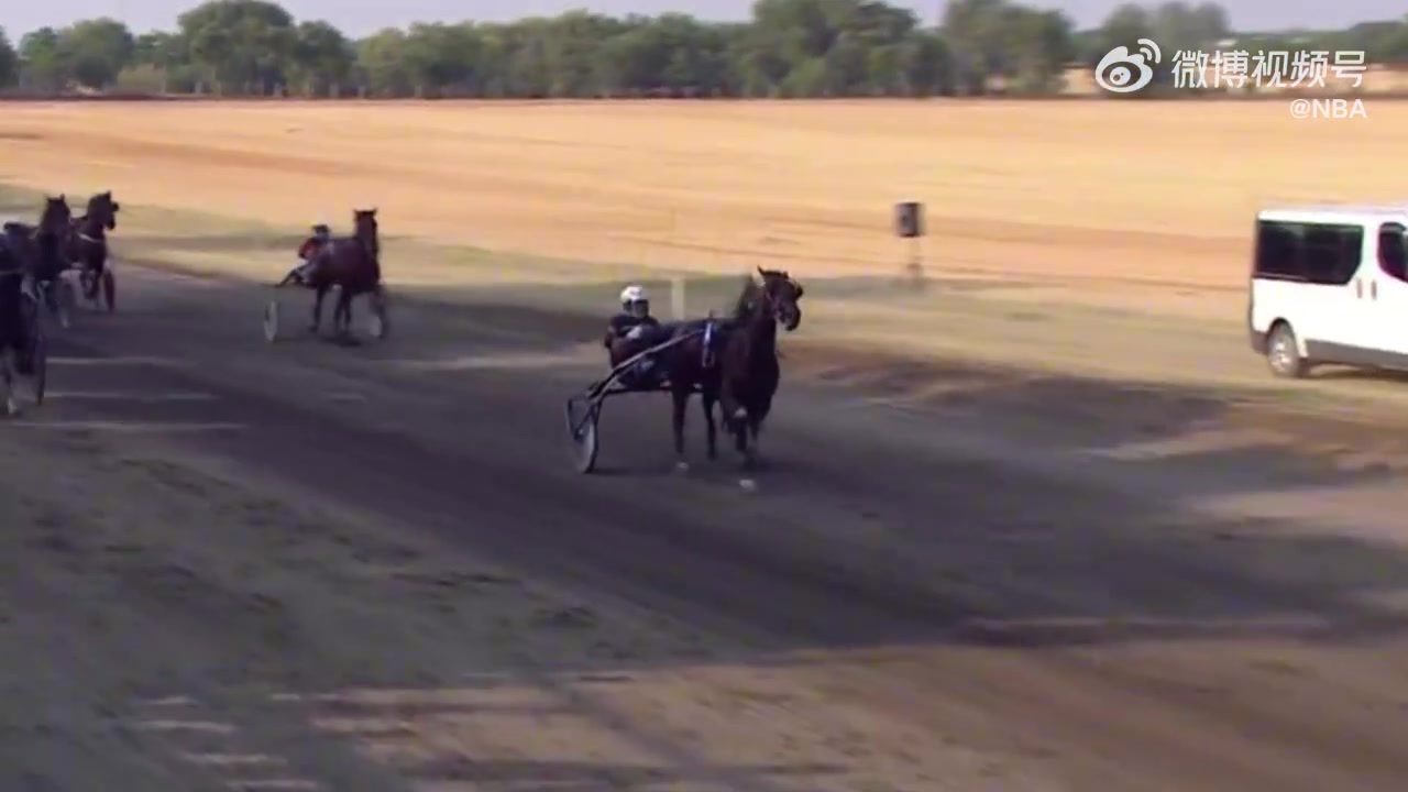 比拿冠军还高兴🤣！约老师看到自己的赛马冲线获胜激动挥舞双臂