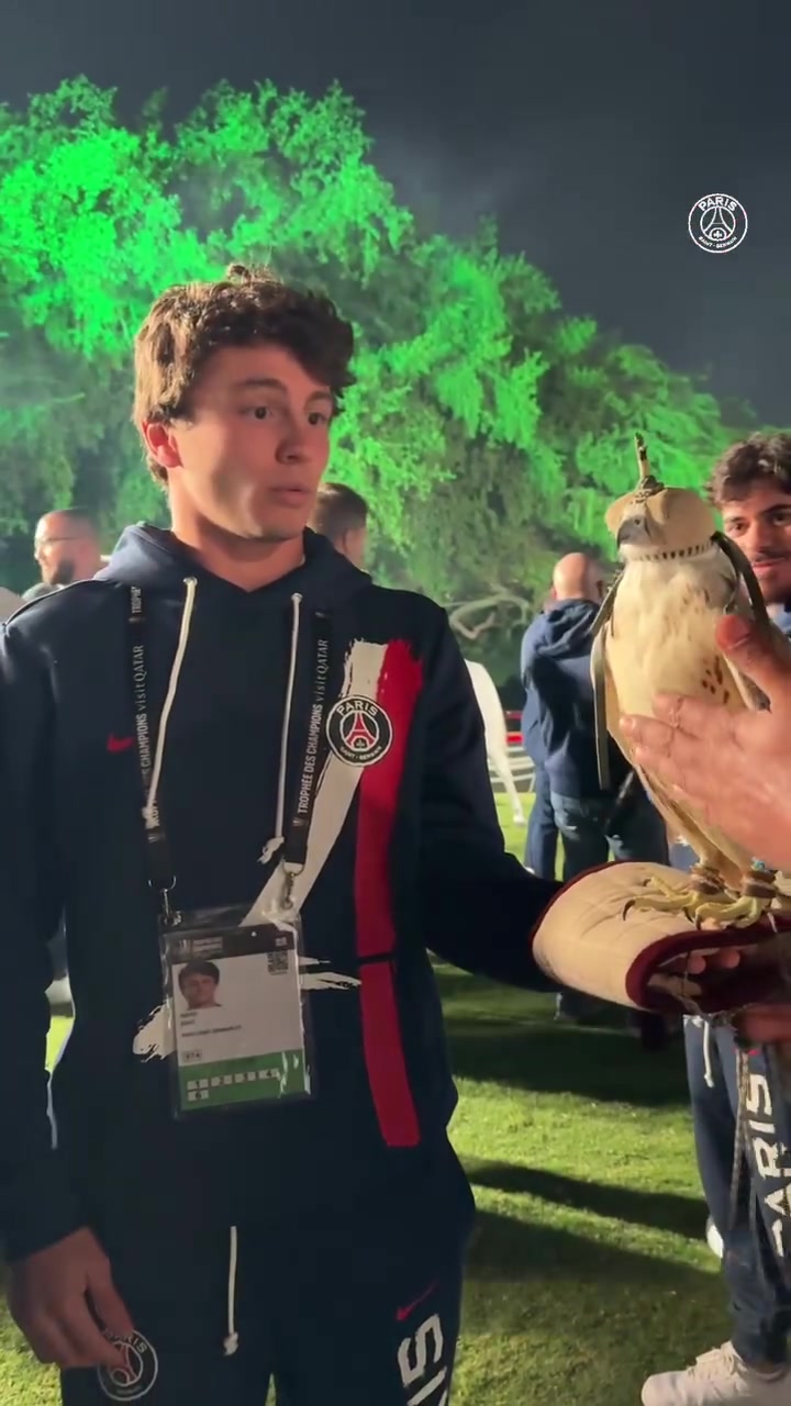 这是什么仪式？若昂内维斯神圣地接过了隼形小蛋糕！