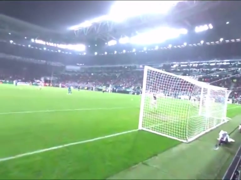 完美舒展的倒钩动作！现场直拍当年C罗的史诗级倒钩进球！