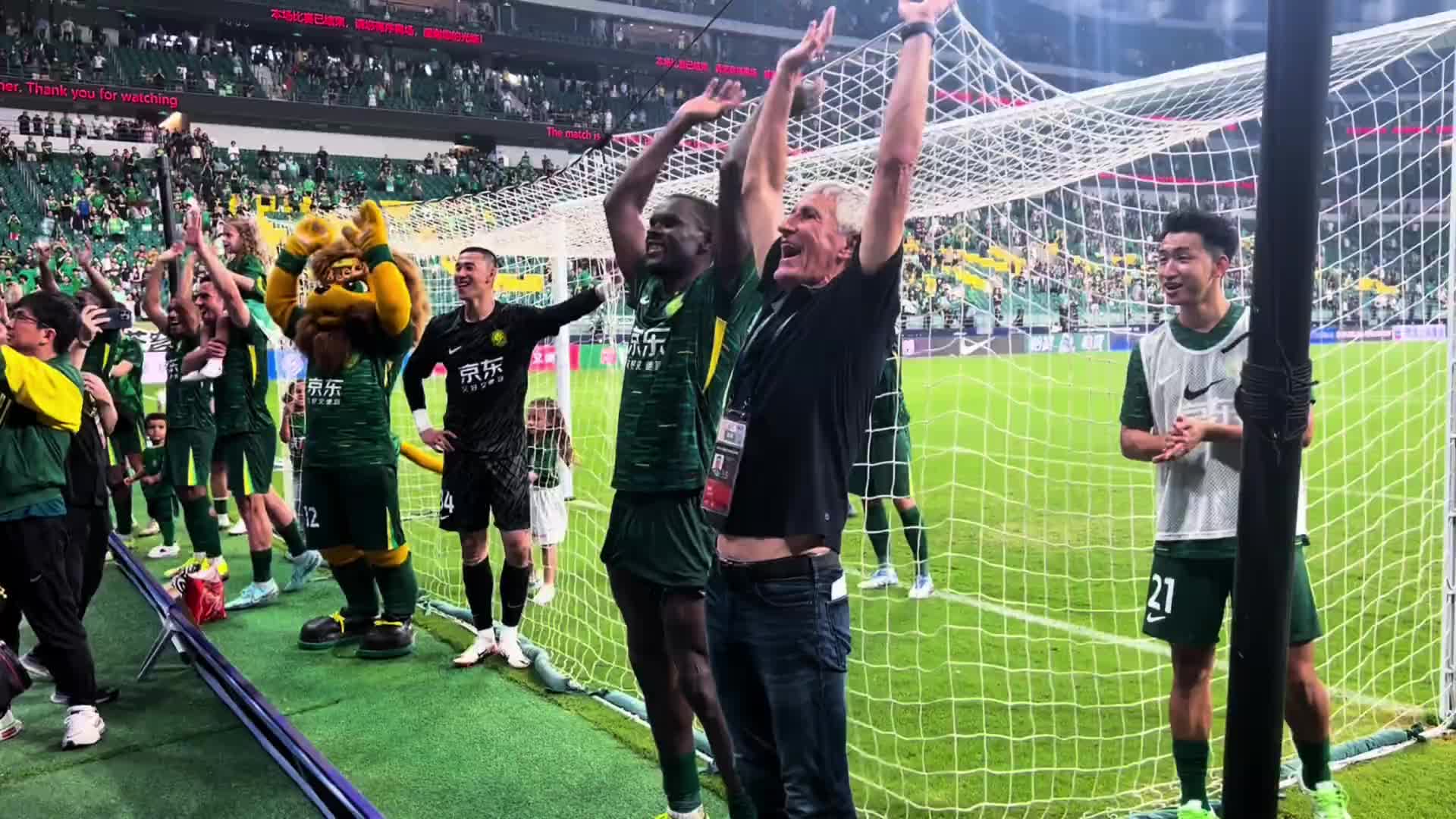 融入中超！实拍：塞蒂恩与工体北看台球迷一起庆祝🔥