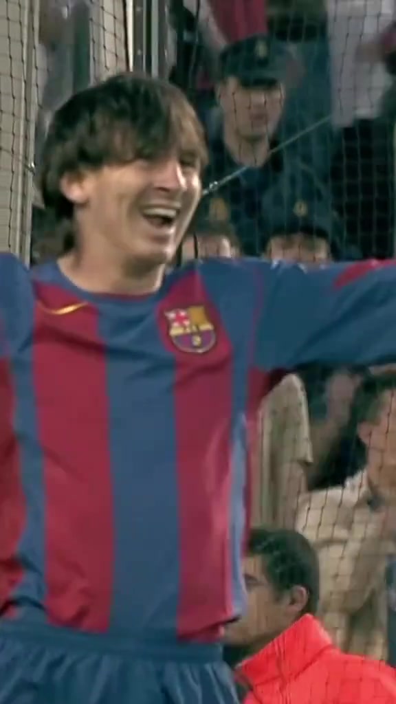 经典回顾：球王梅西职业生涯第一球！