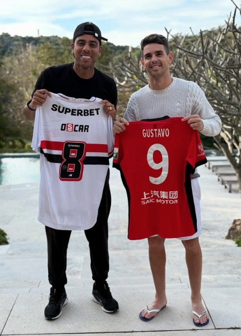 老朋友！海港前锋古斯塔沃和奥斯卡合照，两人互换球衣