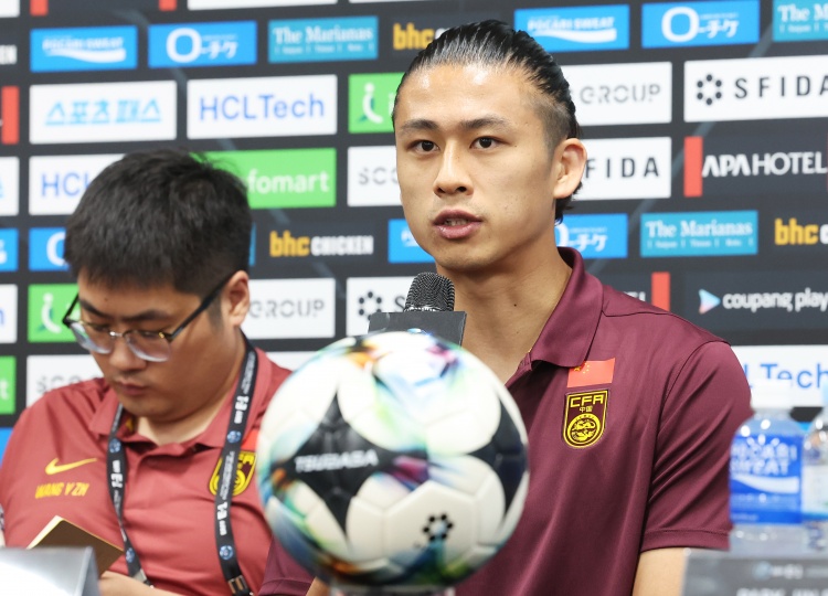 记者预测国足vs韩国首发：张玉宁突前，塞鸟、王钰栋、颜骏凌出战