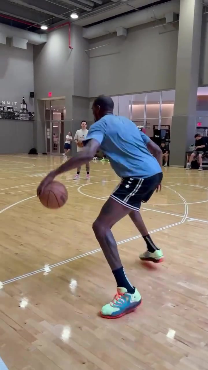 杜兰特休赛期结合球跳投训练 看着真是美如画！