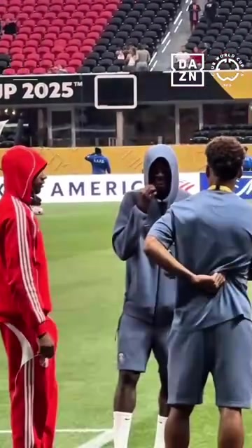 三个技术流！拜仁巴黎赛前奥利塞，登贝莱和杜埃一起聊天