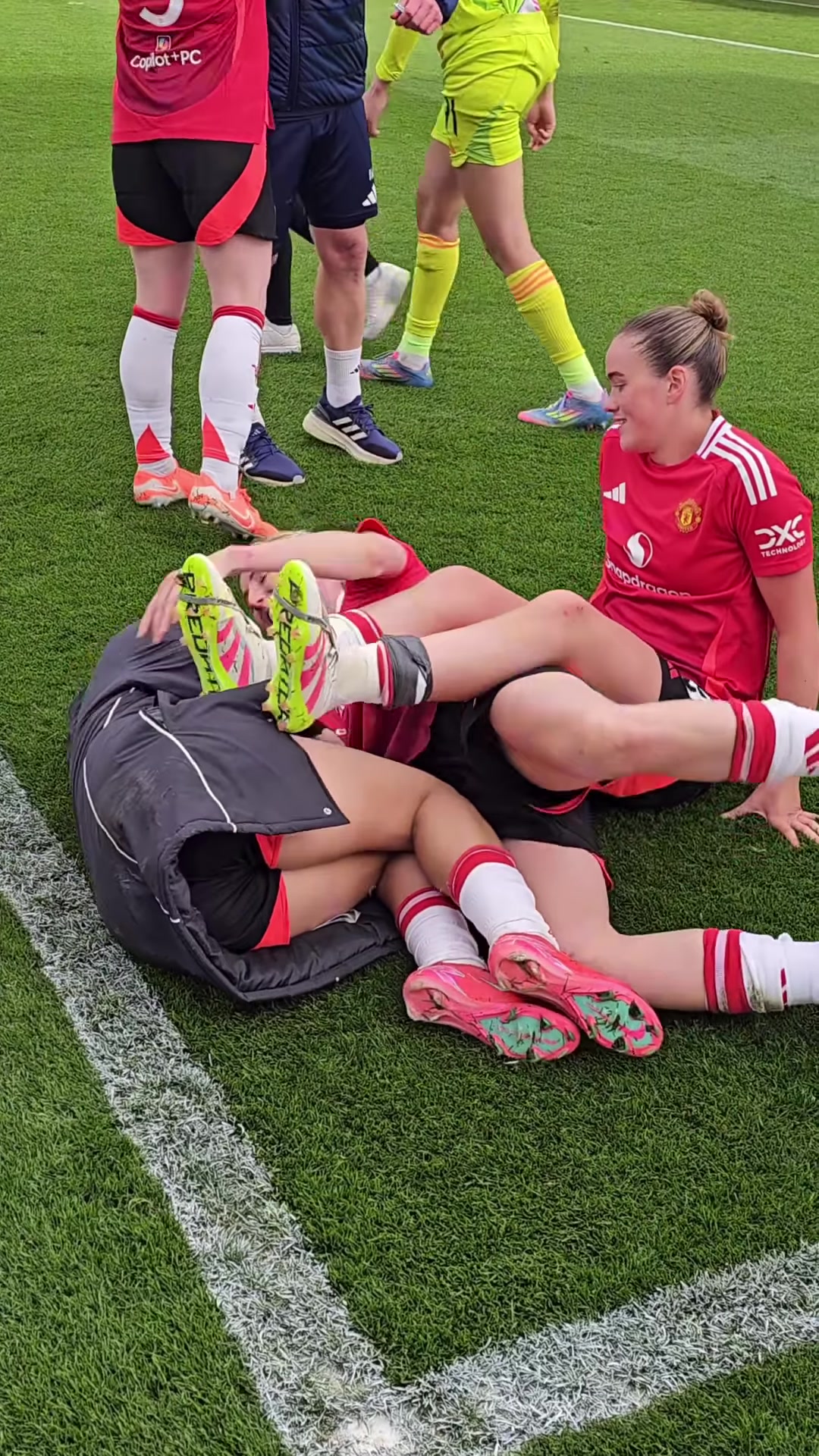 这么刺激！？曼联女足玩起了叠叠乐，能不能带我一起玩呀🥰