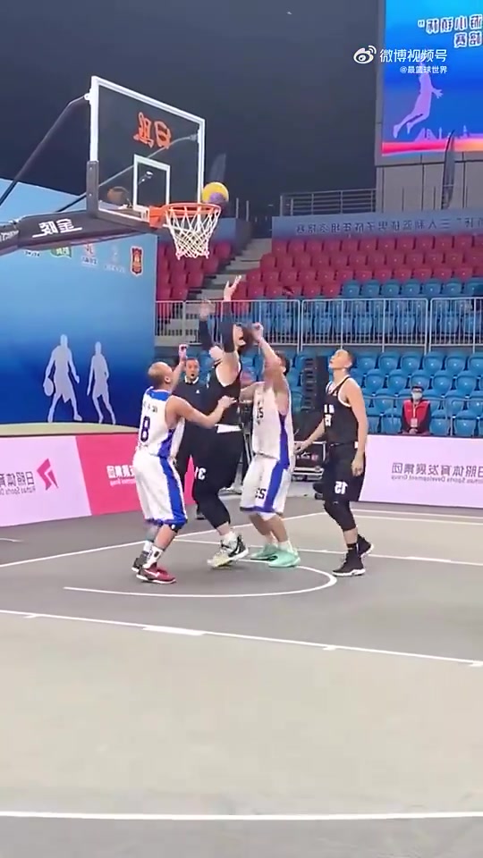 王哲林这个视频在外网火了，外媒发问：这就是CBA的MVP？