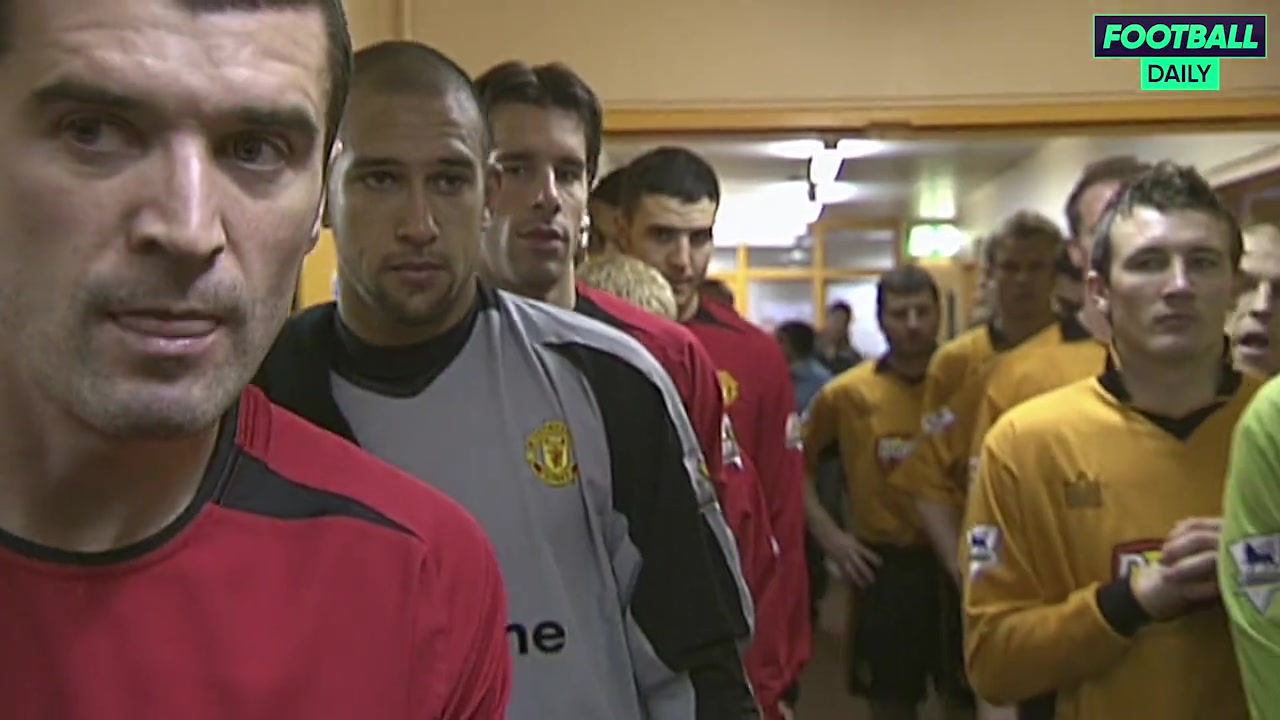 不愧是队长！看着基恩走出球员通道，曼联众将也跟随走了出去