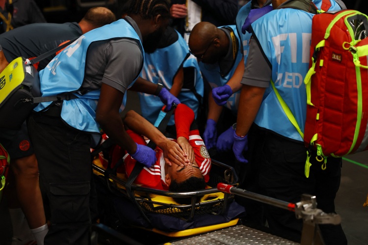 拜仁官方：穆西亚拉手术成功，将伤缺数月