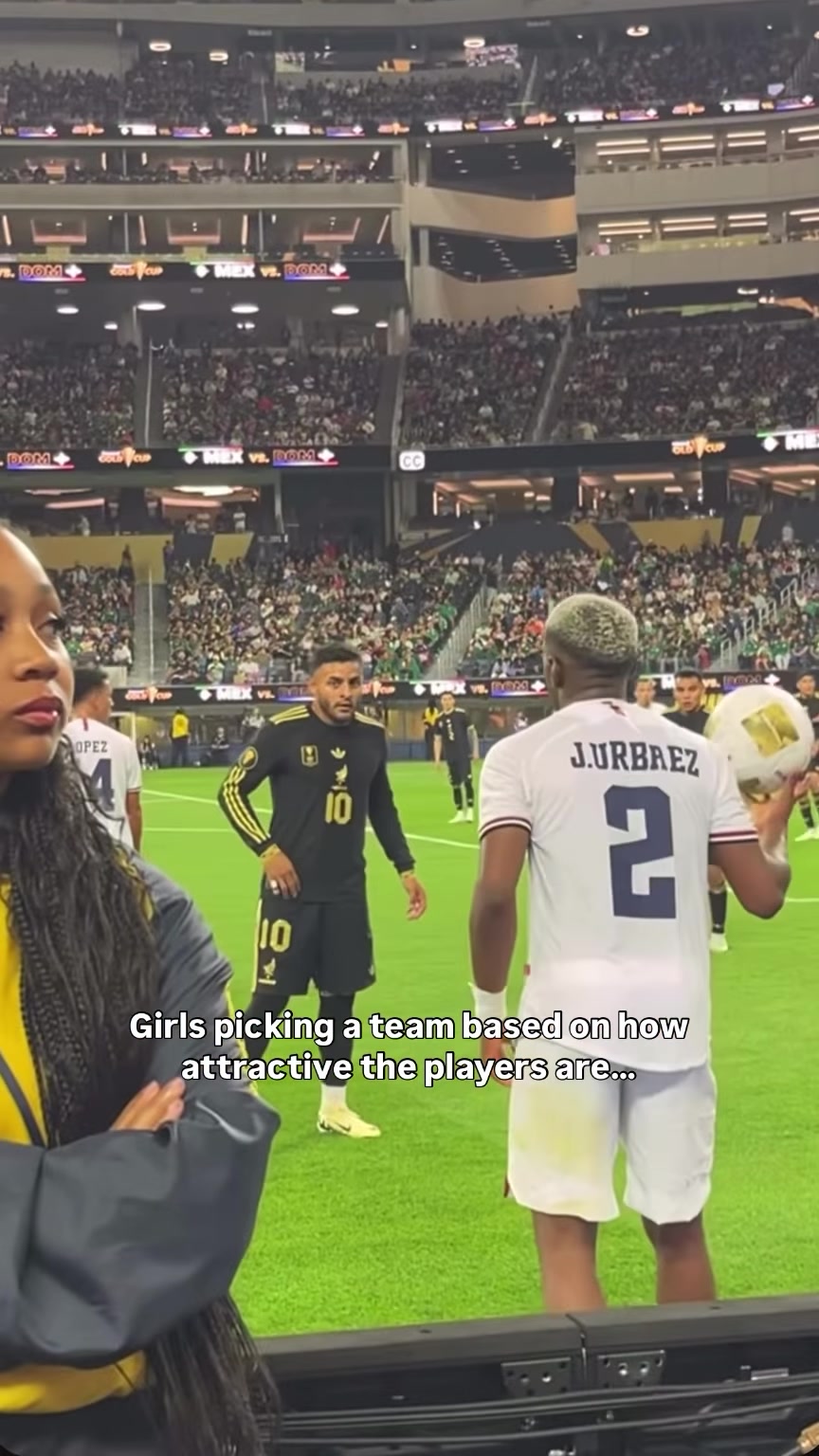 场边美女对着墨西哥球员深情表白…但人家有妻子和孩子了啊🤣