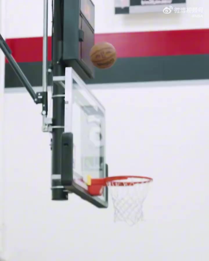 高智商篮球！开拓者队内训练，杨瀚森指挥队友跑位，随后送出助攻