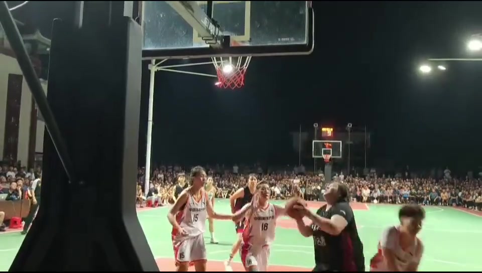 新球迷不太懂，奥尼尔当年就是这么打球的吧😱😱😱