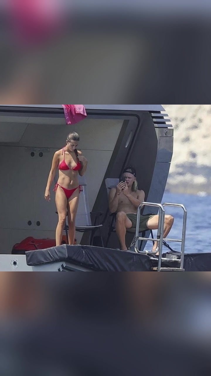 哈兰德看到女友的身材后忍不住拍照😁