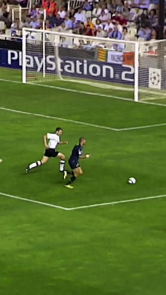 欧冠官推：阿德当年曾让蝙蝠军团见识到了蓝黑国王的风采🔥