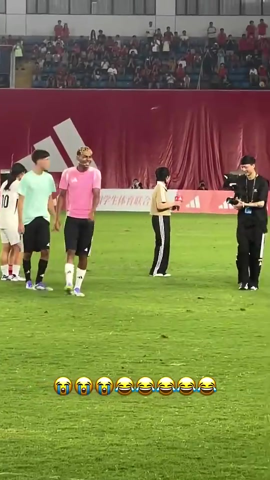 自己忍不住笑了😂！亚马尔一顿操作猛如虎，最后射门高射炮