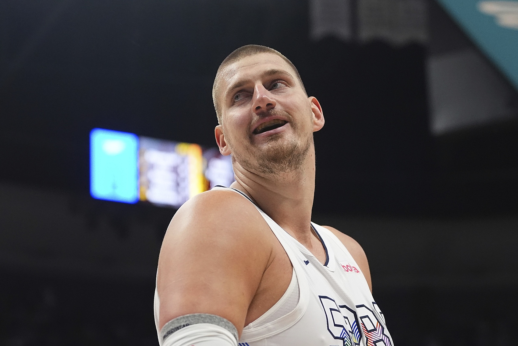 🤩我选后者！约基奇现在只能签三年2亿😍明夏续多赚7700万