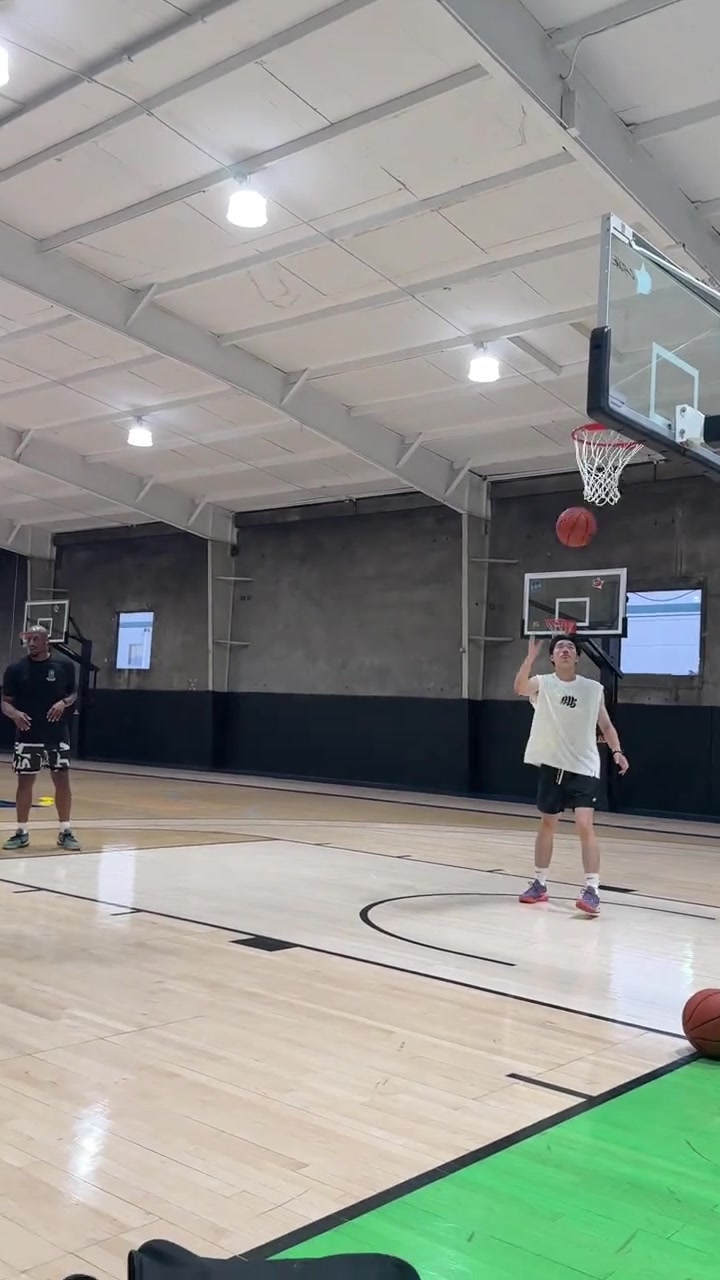 努力提升！王凡懿晒在美国特训的视频：晒伤后的训练1.0🌞