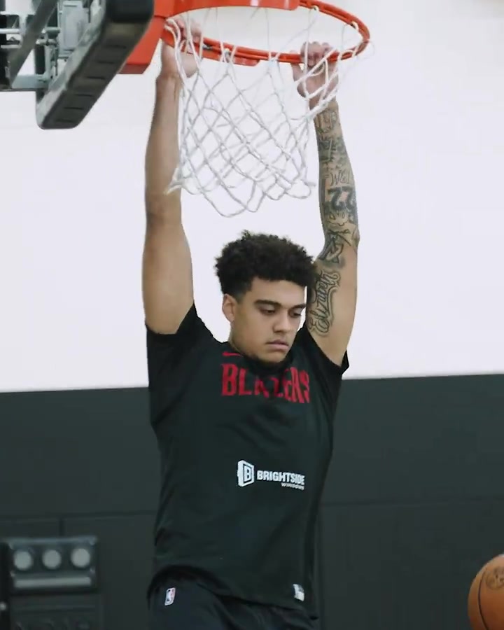 小手一抖助攻+1！杨瀚森训练中声东击西送妙传 助队友扣空篮