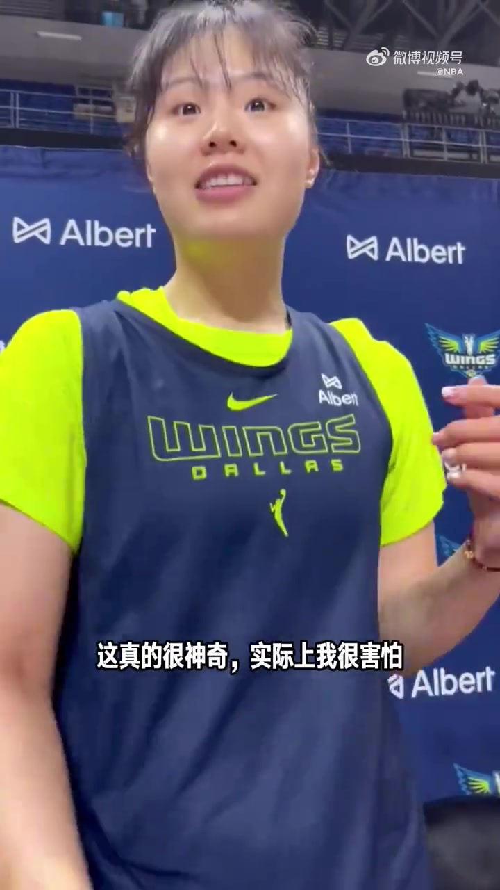 李月汝：我只能坐旋转木马这种儿童项目 跟佩奇玩刺激的 手都抖了