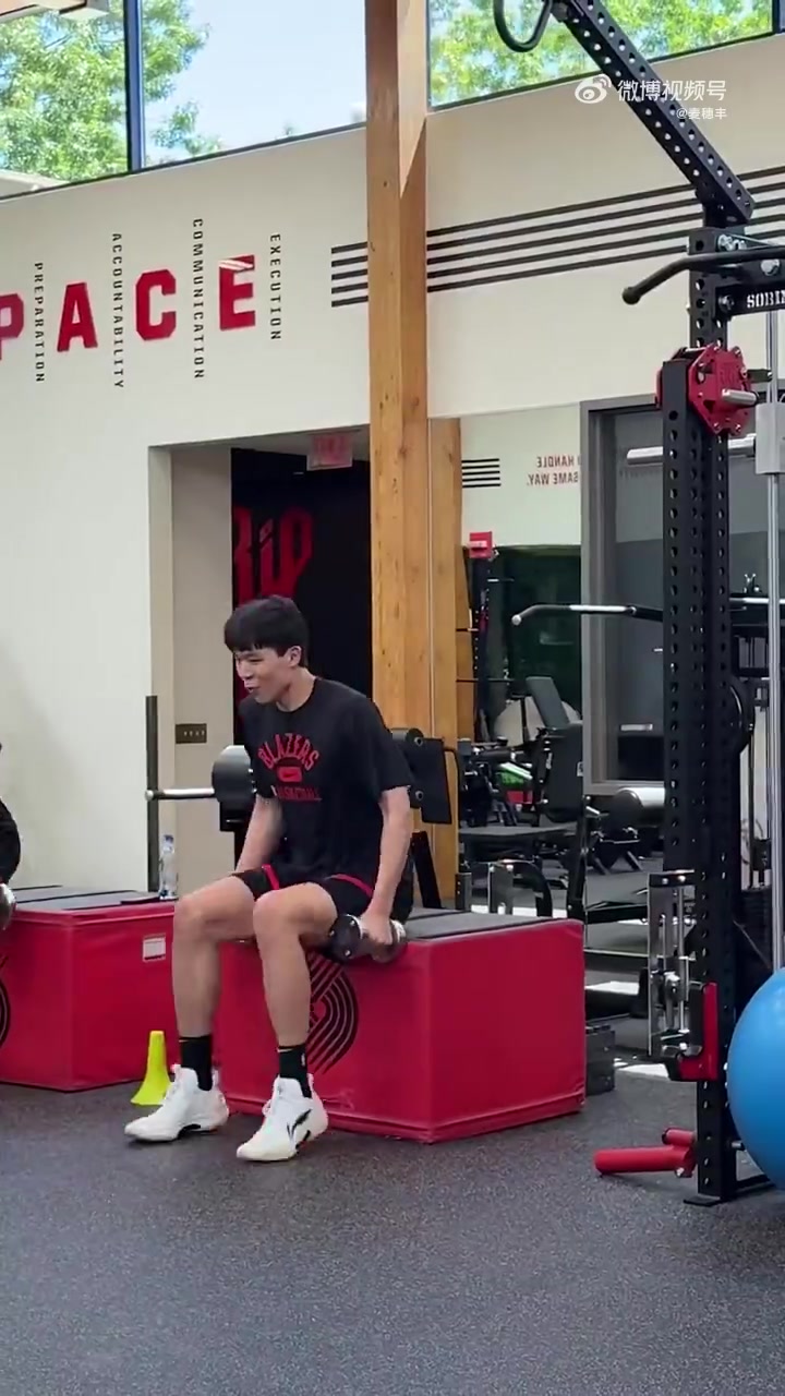 杨瀚森队内训练视频📹️滑翔暴扣+三分空心入网 与队友相谈甚欢