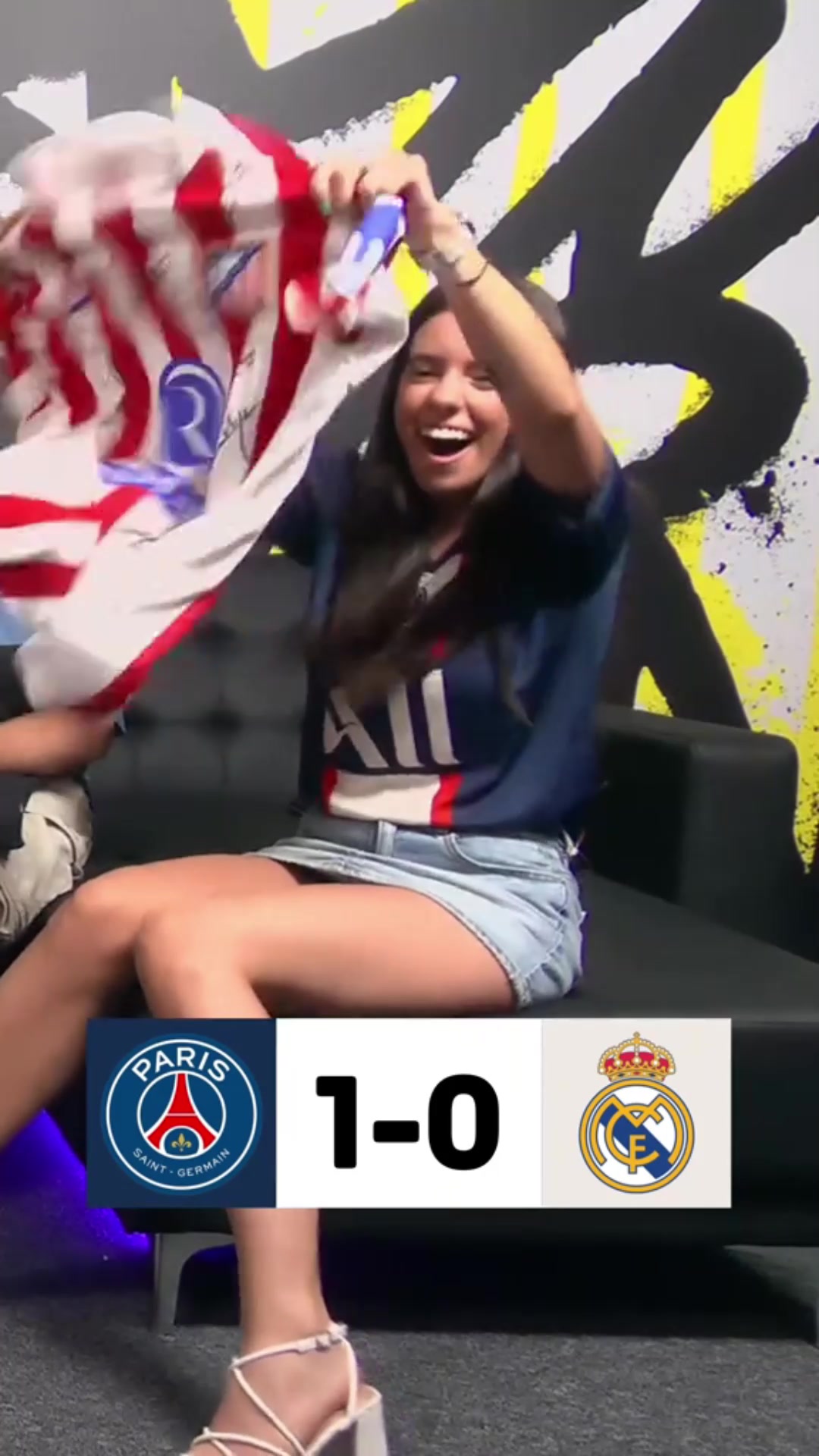 巴黎1-0领先！国外巴黎女解说嘉宾亮马竞球衣 皇马嘉宾郁闷躺下