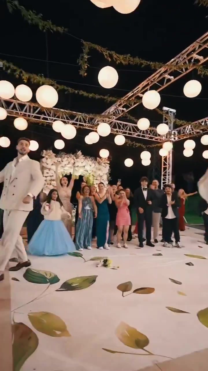 你小子！申京在兄弟的婚礼上，竟然大“帽”新娘手捧花😂