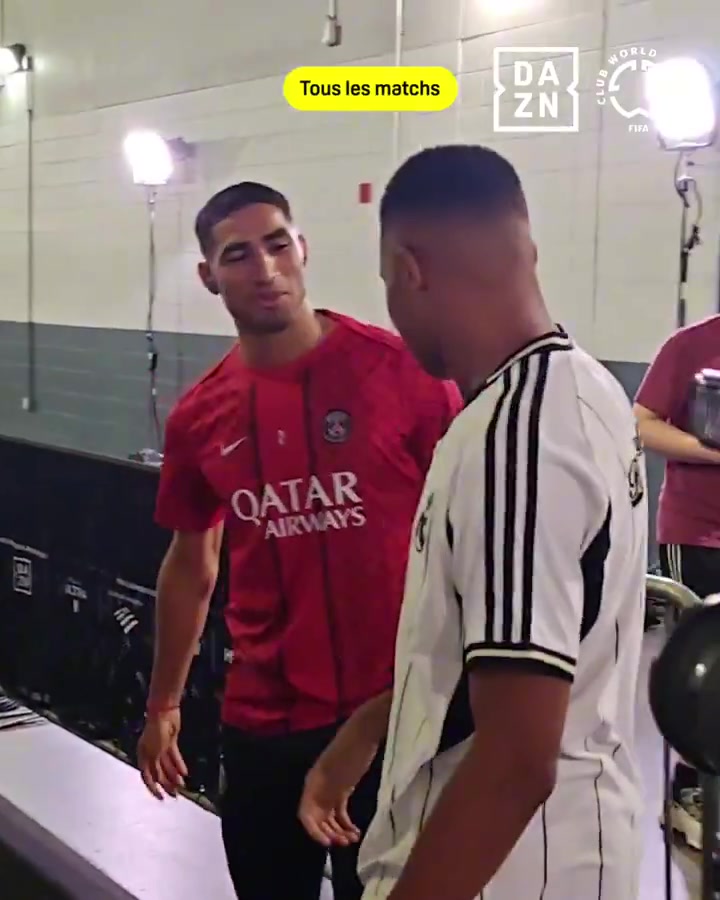 摩洛哥第一深情🫠阿什拉夫和姆巴佩寒暄，后者揪了巴黎队徽