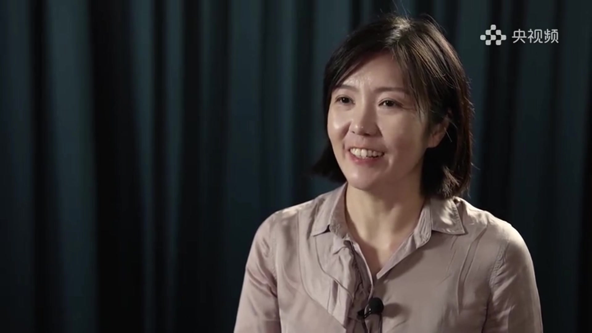 央视：你怎么看待梅西给你洗澡？亚马尔：他有他的传奇，我走自己