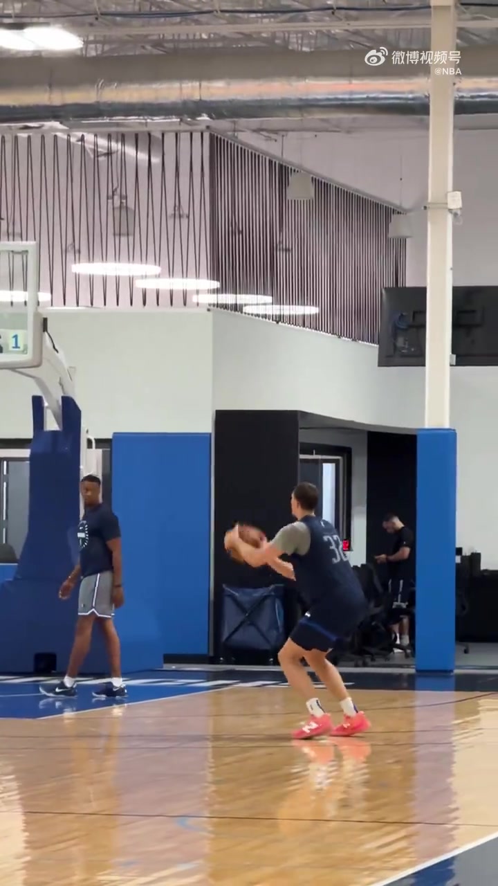 明天将战布朗尼！状元弗拉格训练投篮挥汗如雨，这出手动作如何？