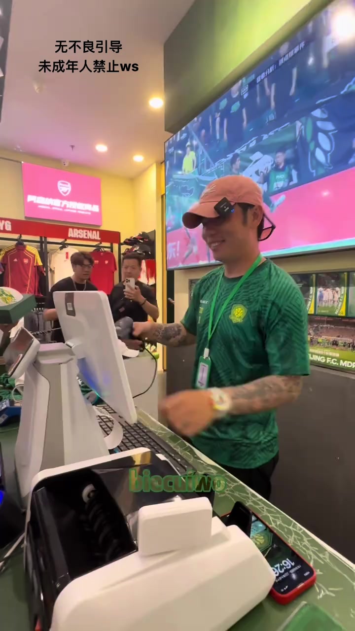 张稀哲转行当“销售”了🤭，收款+签名+拍照一条龙服务