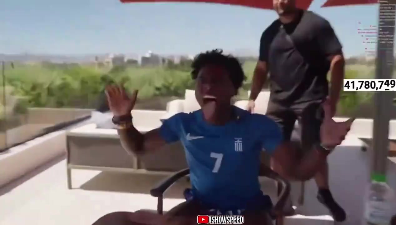 字母哥一个后仰直接把椅子靠背坐断 甲亢哥笑嘻了🤣