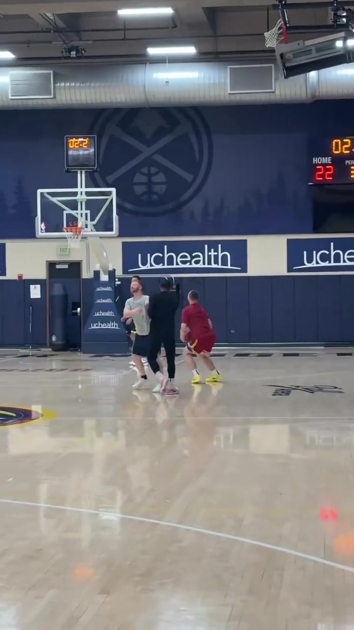 布劳恩都开始练习持球三分了，掘金下赛季得强成什么样？