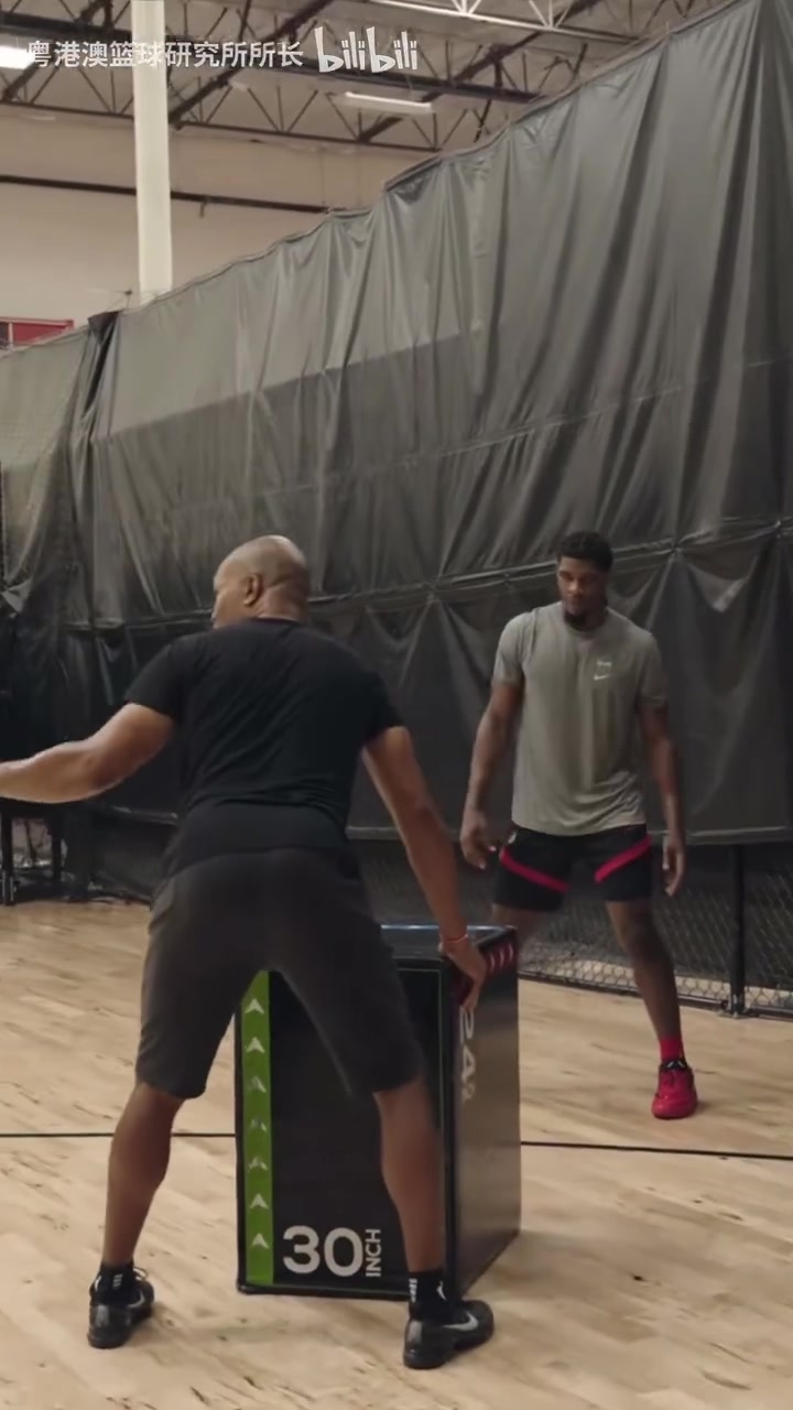 苦练投射！亨德森在费舍尔指导下进行投篮训练！真挺有效啊！