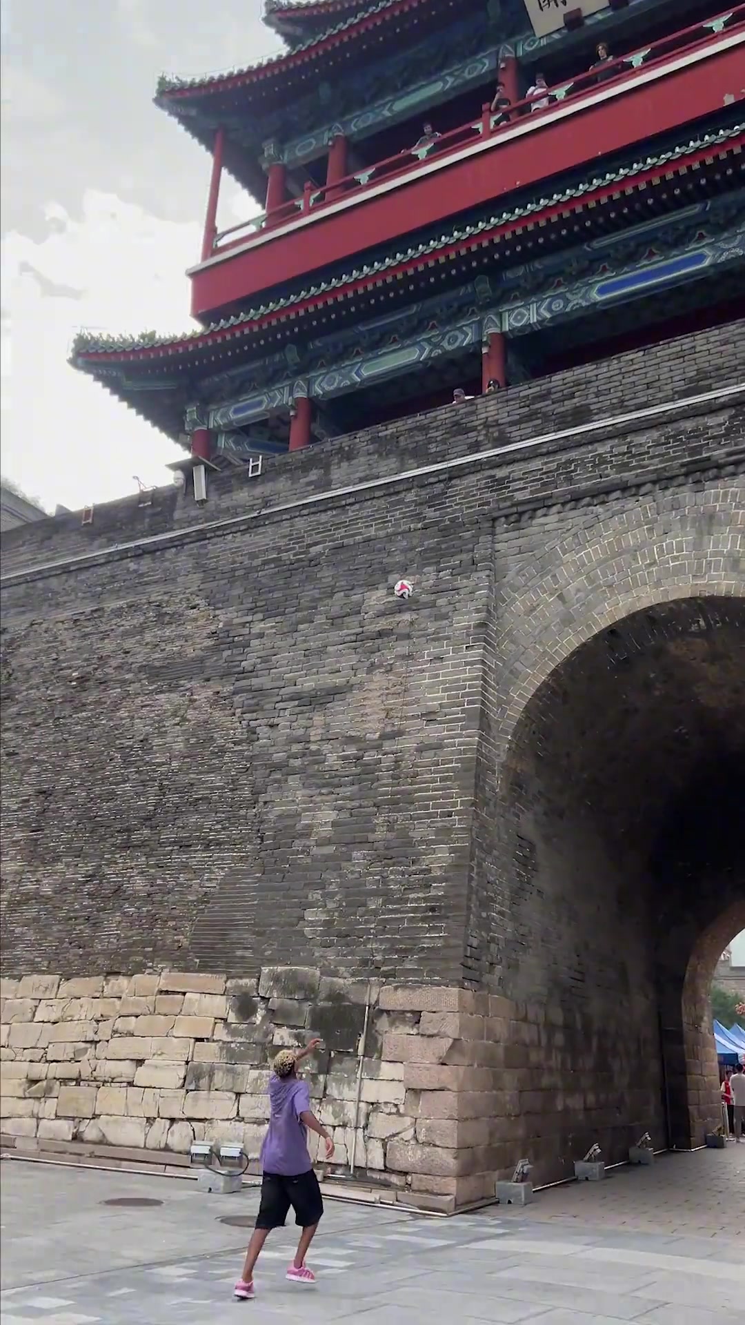 亚马尔在长城挑战高空停球，一个大脚把鞋踢飞😂