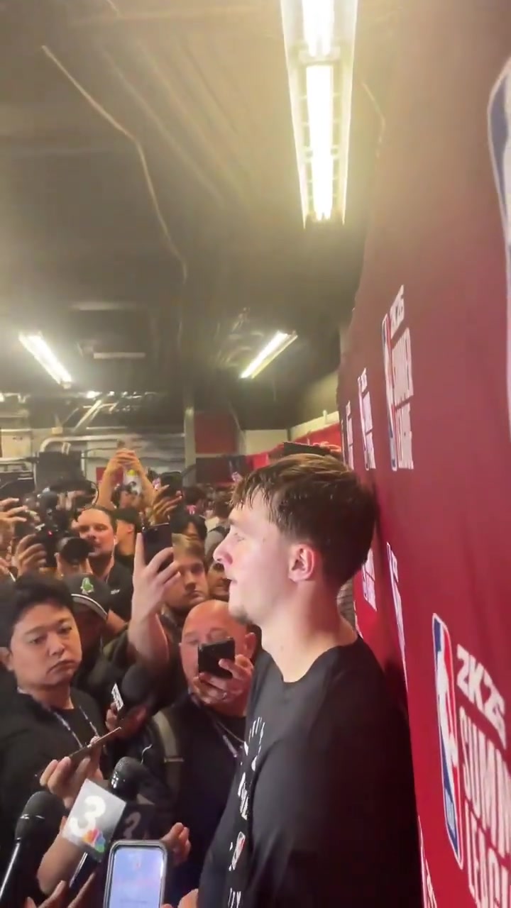 状元这人气！首秀后的弗拉格正在被媒体围攻👀