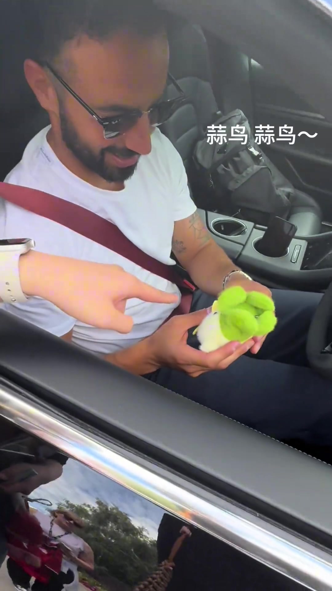 什么水平❓️小姐姐送蒜鸟玩偶给阿莫林，哈哈哈😂