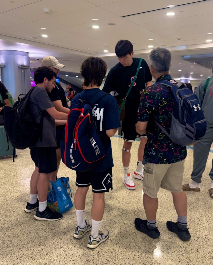 开拓者队记晒杨瀚森给球迷签名照片：他已经出名啦！