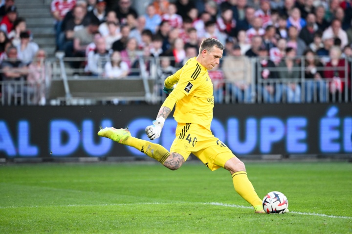 队报：维拉接近签下布雷斯特门将比佐特，上赛季法甲出场32次