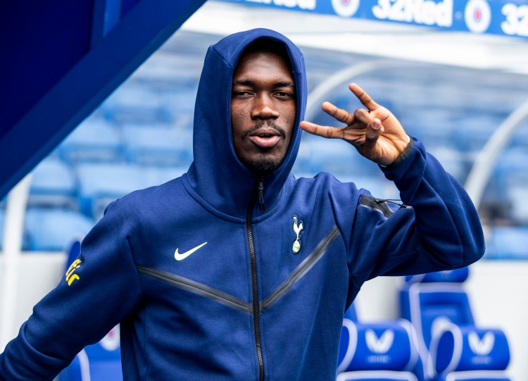 记者：费内巴切授权的一名代表已飞往伦敦，与比苏马和热刺会谈