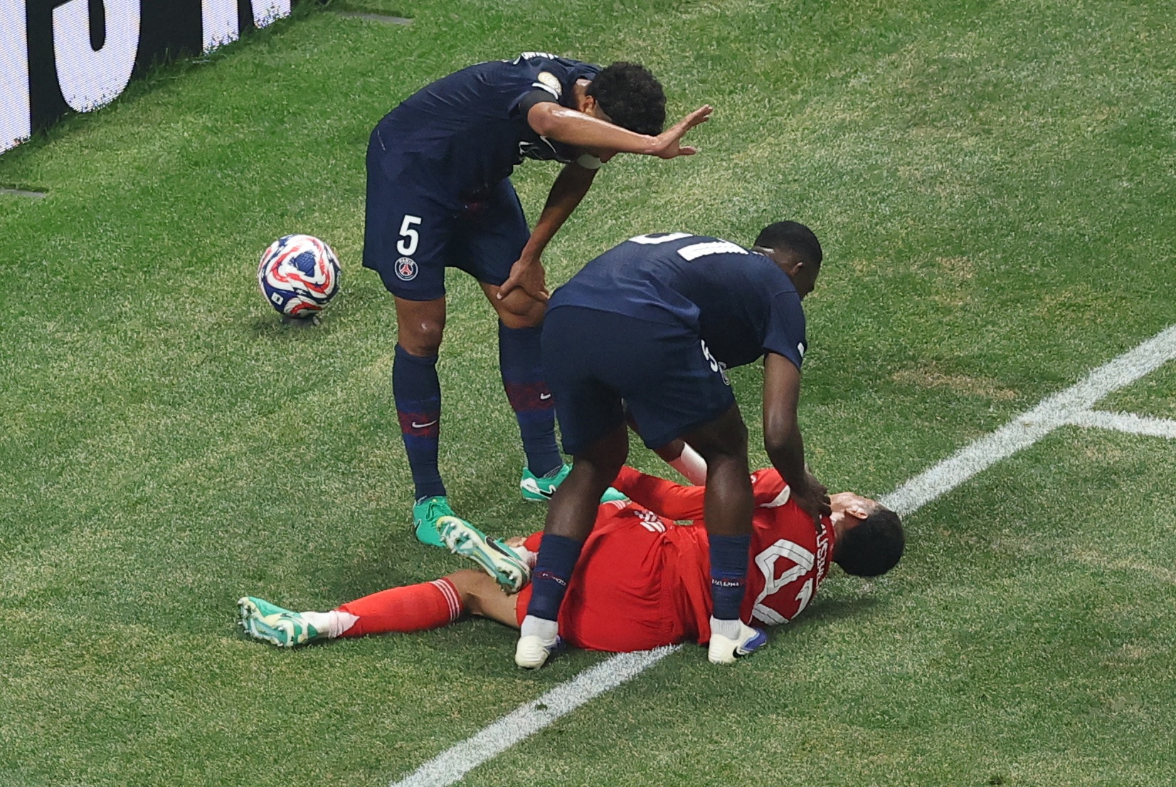 胡梅尔斯：穆西亚拉和多纳鲁马都有责任，那个动作一点都不粗暴