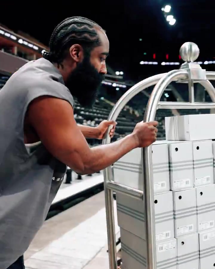 😍一车球鞋！哈登为巴黎青年队送惊喜 小球迷们都高兴疯了